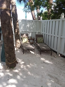 HOUSEBOAT, 2 BEDROOMS CASEY KEY, TINY HOUSE, BEACH, POOL, WATERFRONT