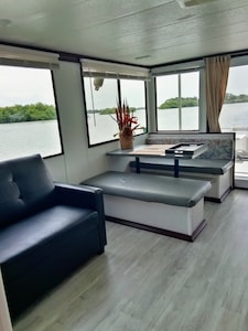 HOUSEBOAT, 2 BEDROOMS CASEY KEY, TINY HOUSE, BEACH, POOL, WATERFRONT