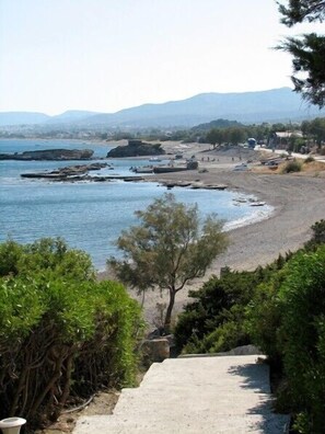 The way to Paraktio Beach