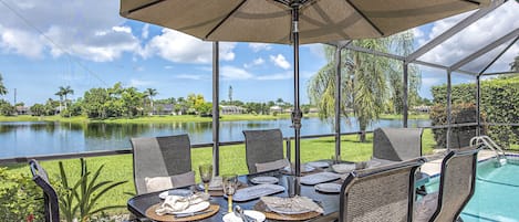 Stunning private lakefront view from patio 2 lighted dining areas 6-8