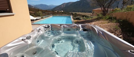 Profiter d'un Jacuzzi avec vue face à la montagne