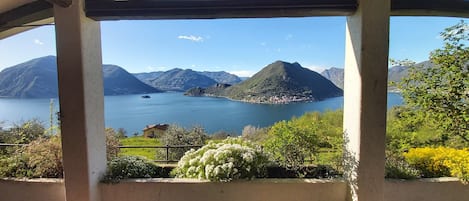 La grandiosa vista dal portico della villa