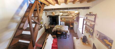 sala da pranzo al primo piano - dining room on the first floor