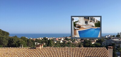 Makelloses Sitges House mit Blick auf den Pool, das Meer und die Berge.  