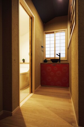 Bathroom sink