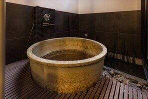 Deep-soaking bathtub