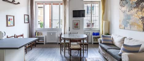 THE APARTMENT IS IN THE CITY CENTER, ONE OF THE BEST POSITIONS IN MILAN.