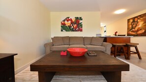 Kaleialoha 401 living room1