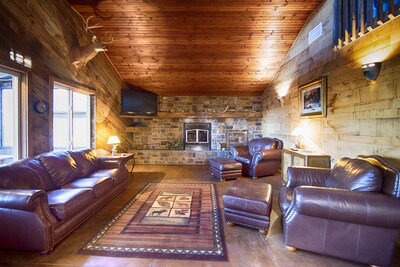 Luxurious Cabin With Private Niangua River Access View Windyville