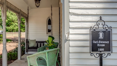 History Meets Luxury at Dreamy Leiper's Fork Village Cottage, Walk to Everything