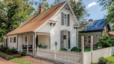 History Meets Luxury at Dreamy Leiper's Fork Village Cottage, Walk to Everything