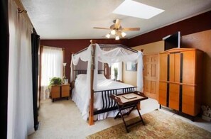 Master Bedroom (queen bed)