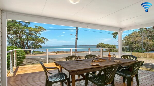 Bellevue | Covered deck | Waterfront