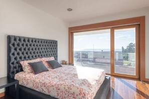 Queen-size bedroom