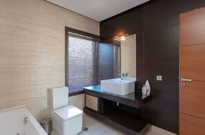 Full bathroom (first floor)