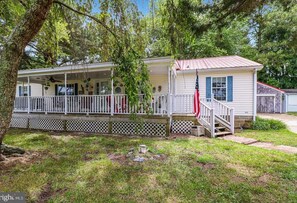 Relaxing Front Porch w/ceiling fans