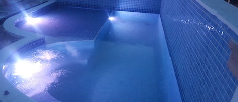 Piscina com iluminação em Led RGB