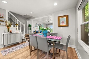 Dining area with 6 seats 