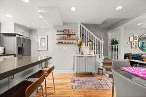 Dining area with 6 seats 