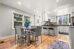 Dining area with 6 seats 