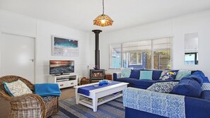 Bay Cottage | Lounge room | Fireplace