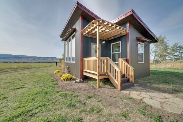 Livingston Vacation Rental | 1BR | 1BA | 400 Sq Ft | Stairs Required