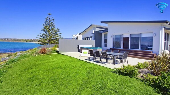 Outdoor dining seating, dining with a view