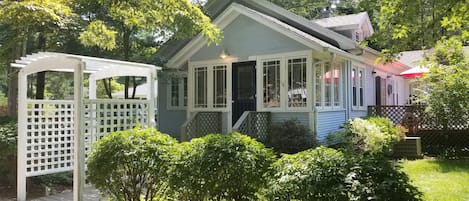 Quintessential Cottage - Memories Are Made Here