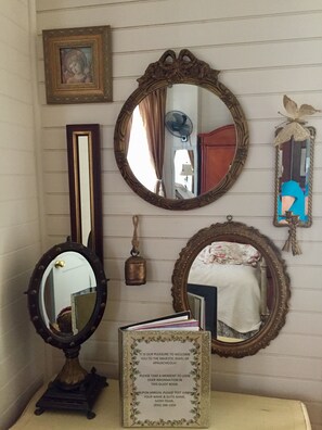 Wall of gold gilded mirrors in the Ivory Pearl.