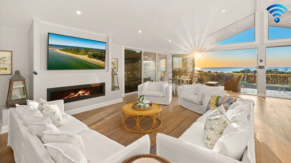 Dayz Dreamin | Open Plan Living | Fireplace