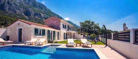 Beautifully positioned villa with a pool for you to enjoy