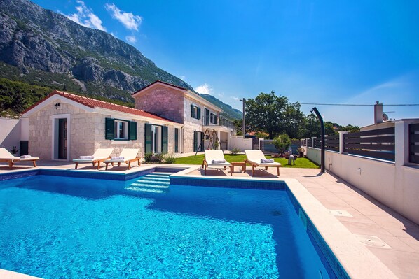 Beautifully positioned villa with a pool for you to enjoy