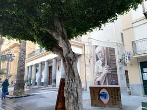 Edificio, Ventana, Árbol, Diseño Urbano, Fachada, La Carretera, Ciudad, Acera, Ocio, Superficie De La Carretera