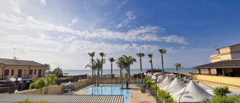 Nuage, Ciel, Plante, L'Eau, Bâtiment, Bleu Azur, Piscine, Plan D'Eau, Arecales, Ombre