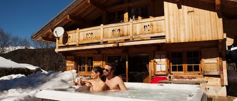 JACUZZI PRIVE ,6 PLACES,AVEC SON SAUNA FINLANDAIS