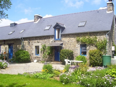 Bauernhaus mit ländlicher Ruhe in einem schönen Garten in der Nähe des Guerlédan-Sees