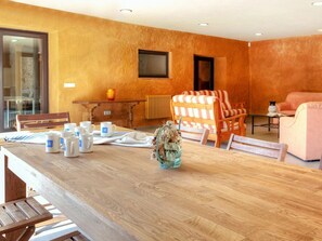 Table, Property, Furniture, Wood, Building, Interior Design, Living Room, Orange, Chair, Floor