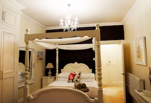 Four Poster king bed in Master Bedroom 
