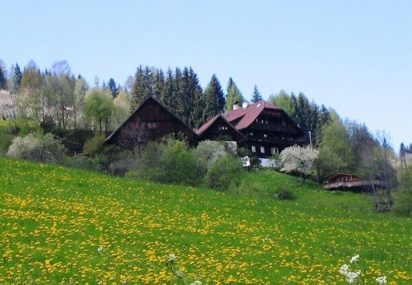 View to the countryside, right house on 1100 m