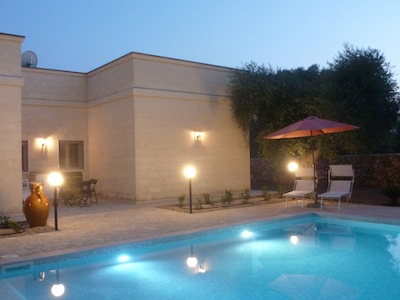 Villa con piscina privada y vistas al mar en el olivar.