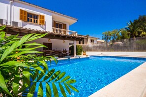 Casa con piscina cerca del mar.