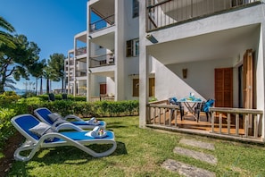 Modern holiday flat next to the beach with garden