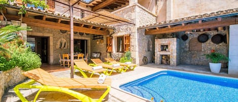 Rustic style house and swimming pool for your vacations in Majorca