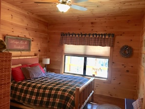 Queen Bed in Main Floor Bedroom