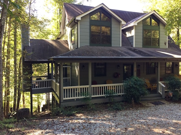 Large 3 Story Cabin on the Banks of the Toccoa River