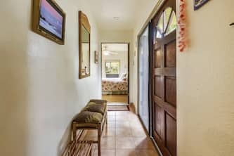 Cute, Peaceful Budget-Minded Studio Condo with full kitchen and Hawaiian Decor