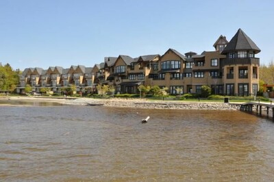 Luxury 3 bedroom Townhome on Private Lakefront Resort