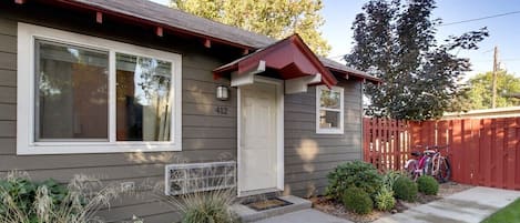 Entrance to the cute Minute Place 412, with a fully fenced yard and 2 bikes/helmets for your use!