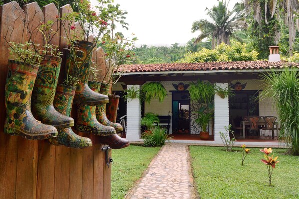 Hacienda Tabachines / Tropical Mexican Space
