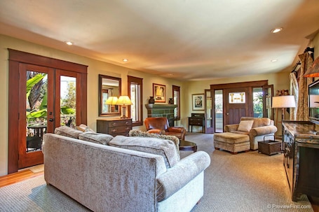 Historic Craftsman styling w/modern comforts